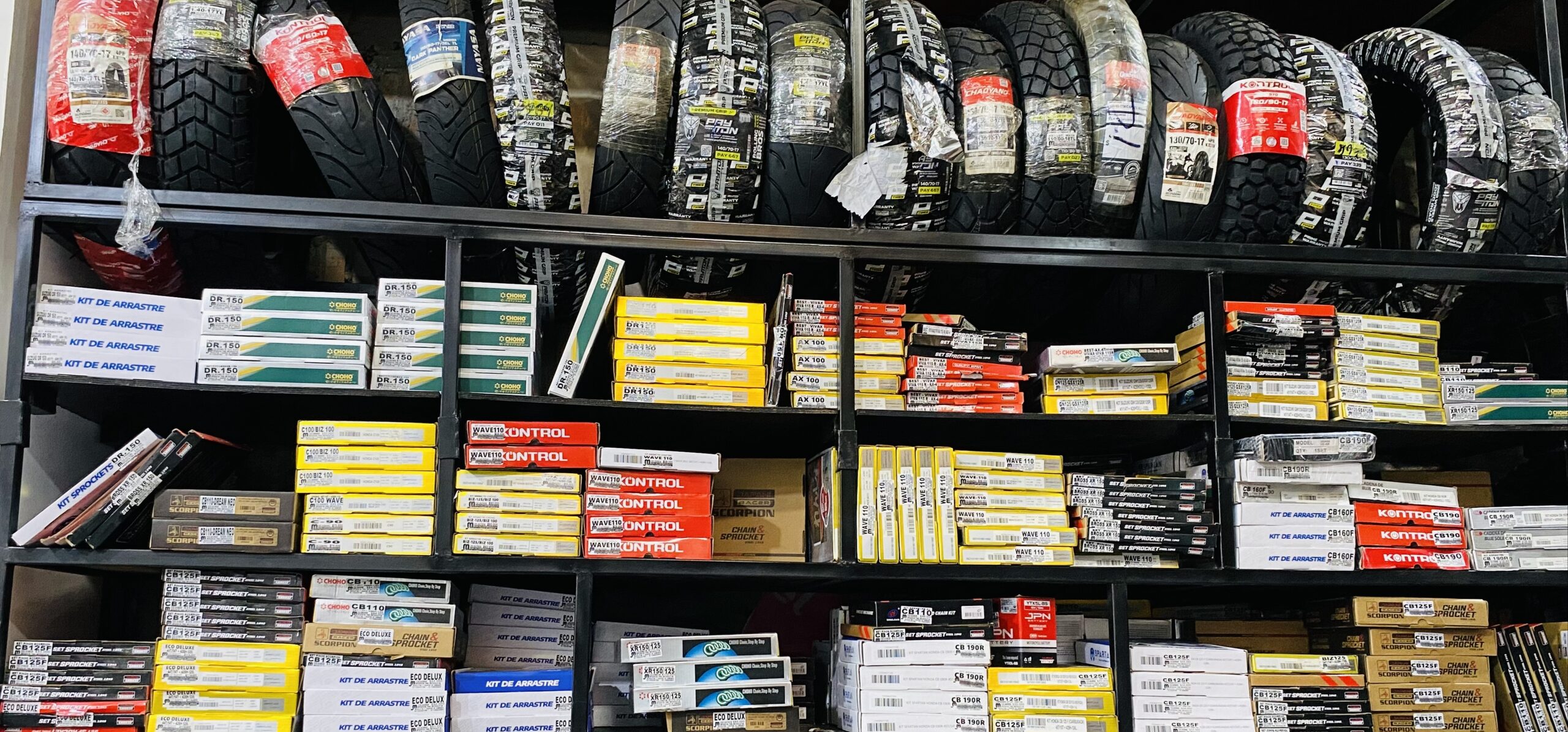 Estantería de llantas y kits de arrastre para motocicleta Choho y Kontrol en JM Repuestos