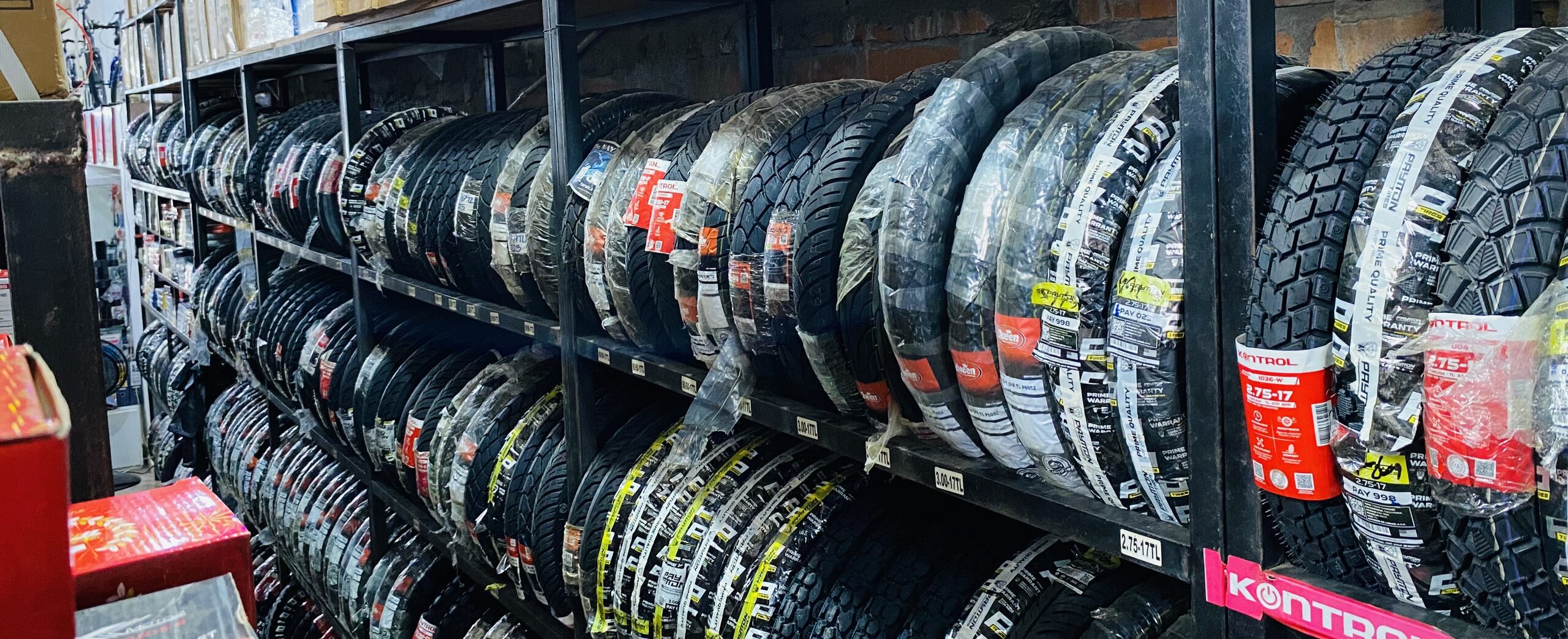 Estantería de llantas para motocicleta Kontrol y Payton en JM Repuestos