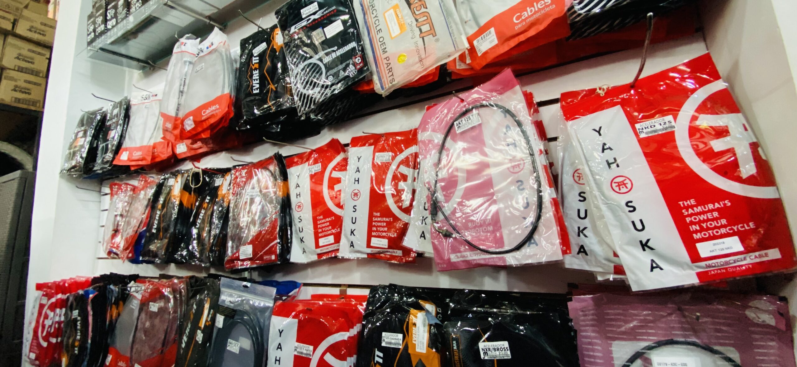 Cables y aceleradores para motocicleta Yahsuka en JM Repuestos